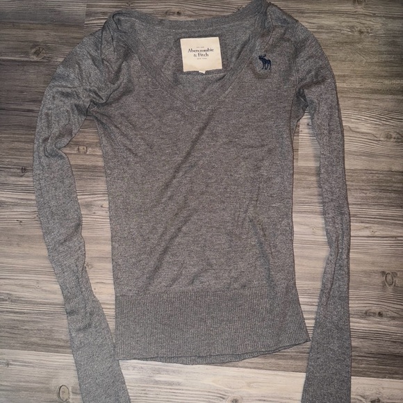 Abercrombie & Fitch Heather Gray V-Neck Sweater - Picture 3 of 6